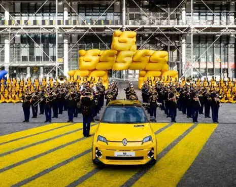 Renault célèbre le retour de la R5 version électrique en grande pompe