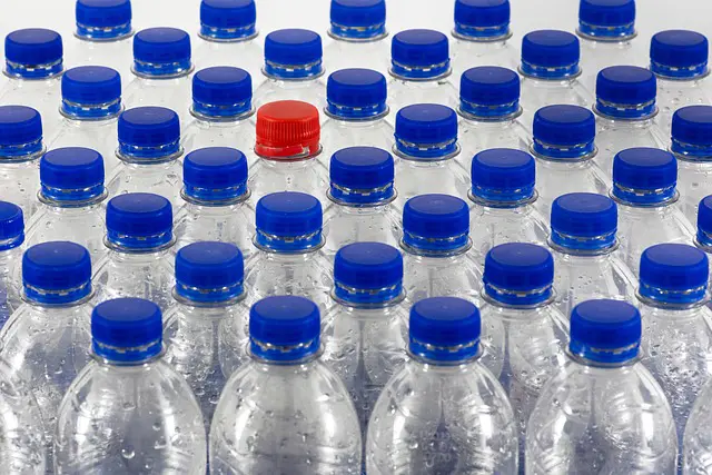 Pourquoi Les bouchons sont fixés aux bouteilles en plastique ?