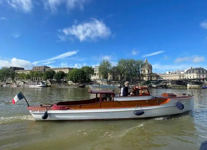 Des bateaux transformés par Naviwatt, entreprise morbihannaise, présents à la cérémonie des JO 2024