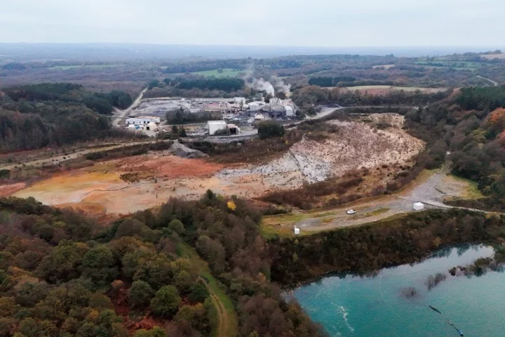 Une immense mine pollue la Bretagne