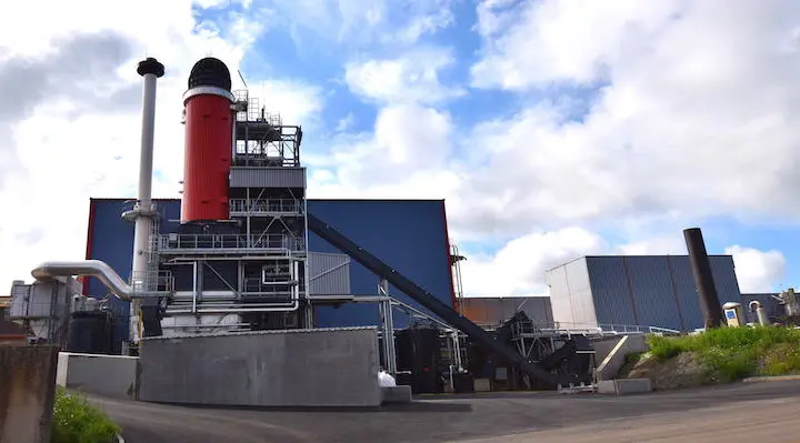 À la briqueterie de La Séguinière, Bouyer-Leroux s’approche de la décarbonation totale avec sa chaudière à bois de recyclage