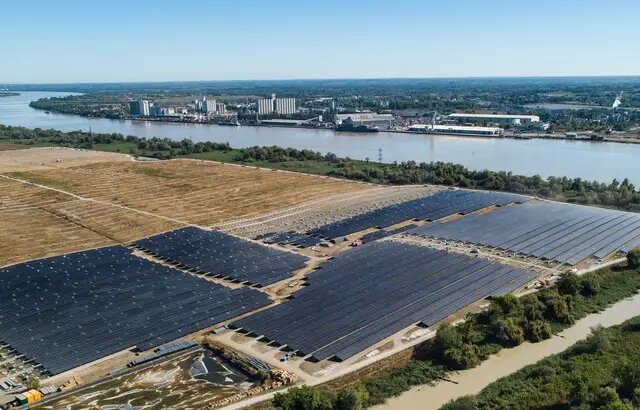 Une centrale géante de 140 000 panneaux solaires
