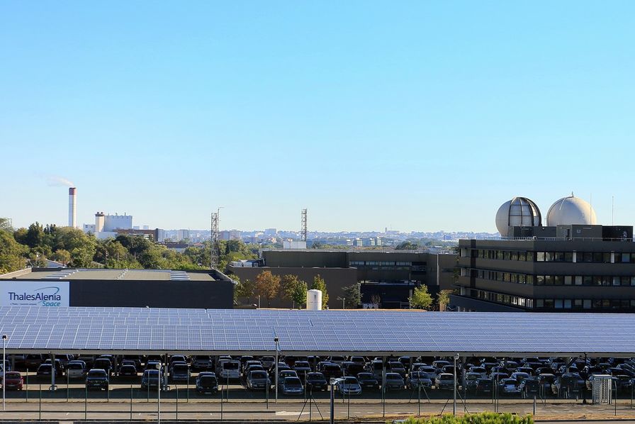 Thales Alenia Space équipe ses sites industriels en ombrières photovoltaïques