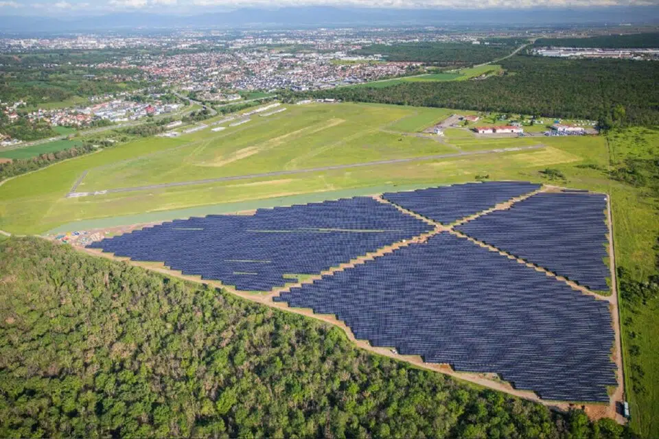 La plus grande centrale solaire du Haut-Rhin en service sur l’aérodrome de Mulhouse-Habsheim