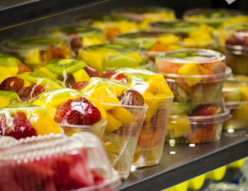 Toujours trop de plastique dans les emballages alimentaires, pointe une étude