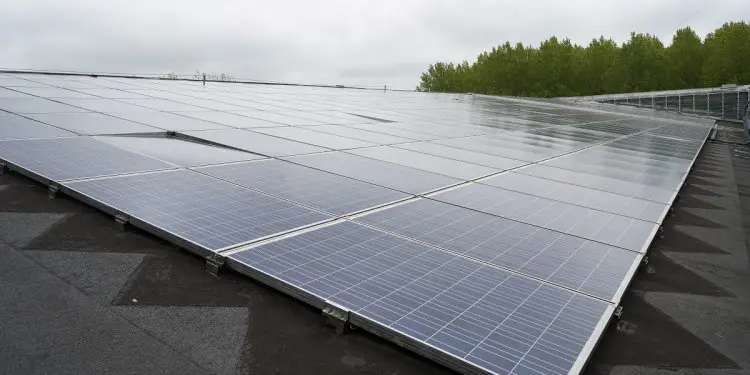 Friches : la Région expérimente une centrale solaire mobile