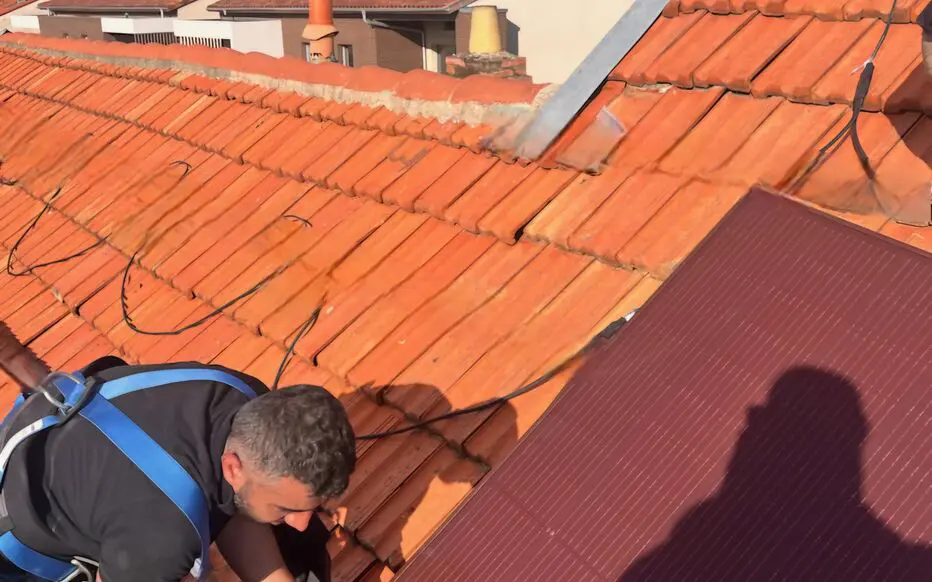 Des panneaux photovoltaïques de couleur brique autorisés à Toulouse, la Ville rose : une première