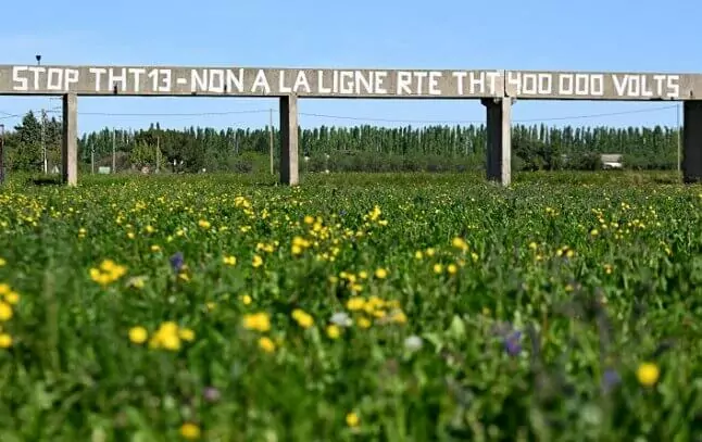 La contestation d’une ligne à très haute tension à Fos-sur-Mer, symbole des futurs conflits autour de la décarbonation