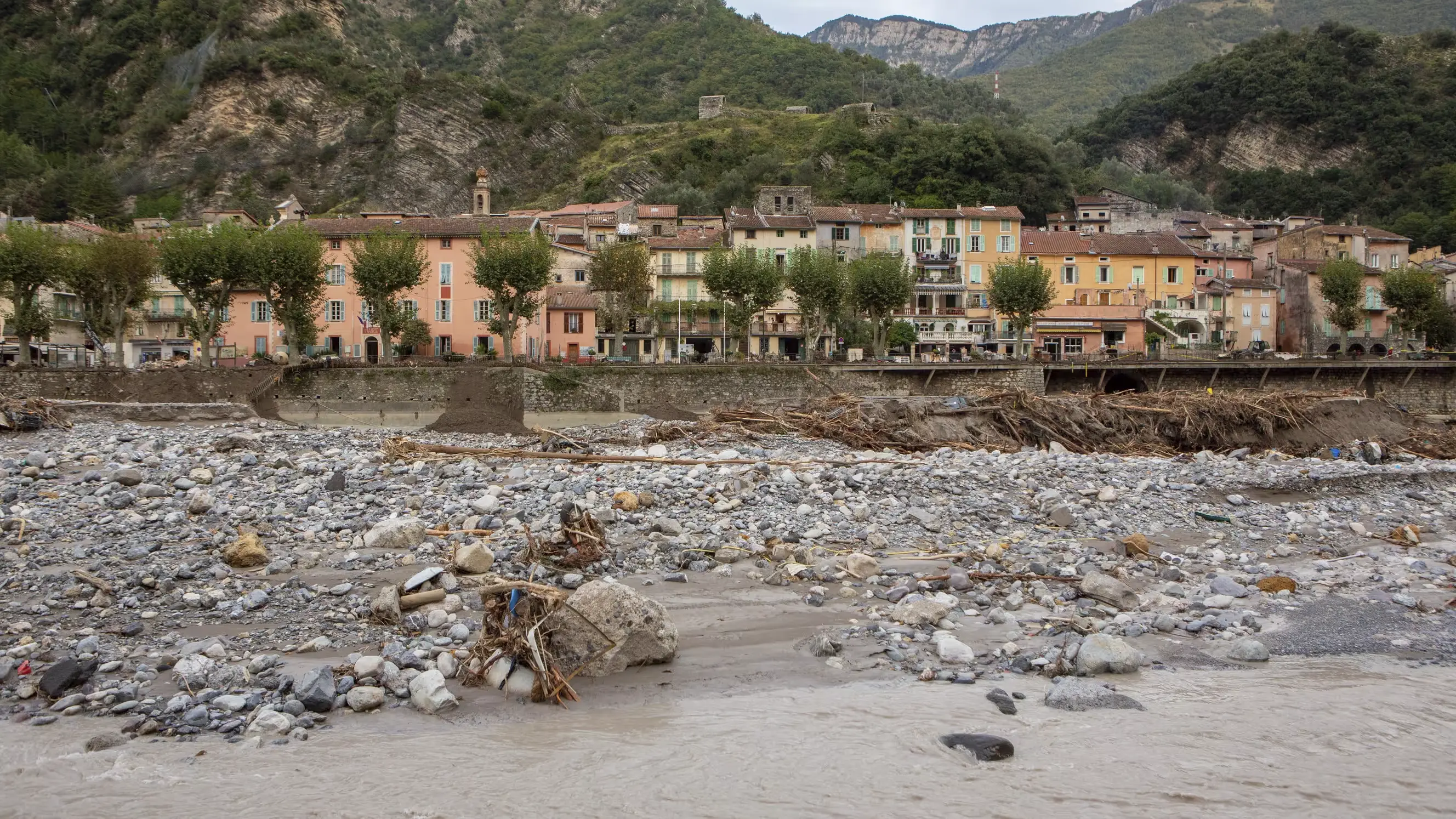 Sans assurance, cette mairie des Alpes-Maritimes prend un arrêté municipal "interdisant les catastrophes naturelles"